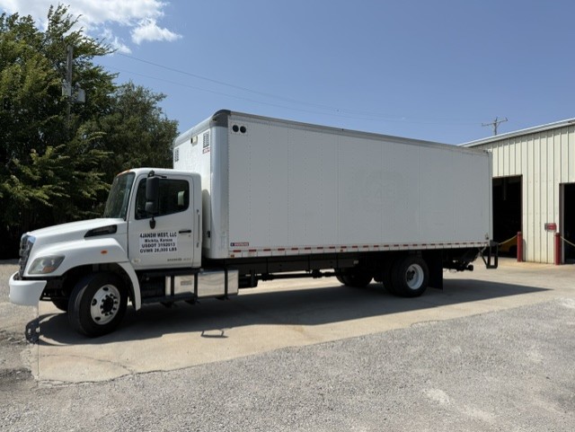 Box truck, driver side profile